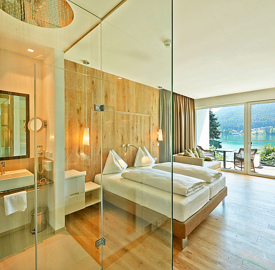 Unterkunft im 4* Hotel Amerika-Holzer mit Blick auf den See