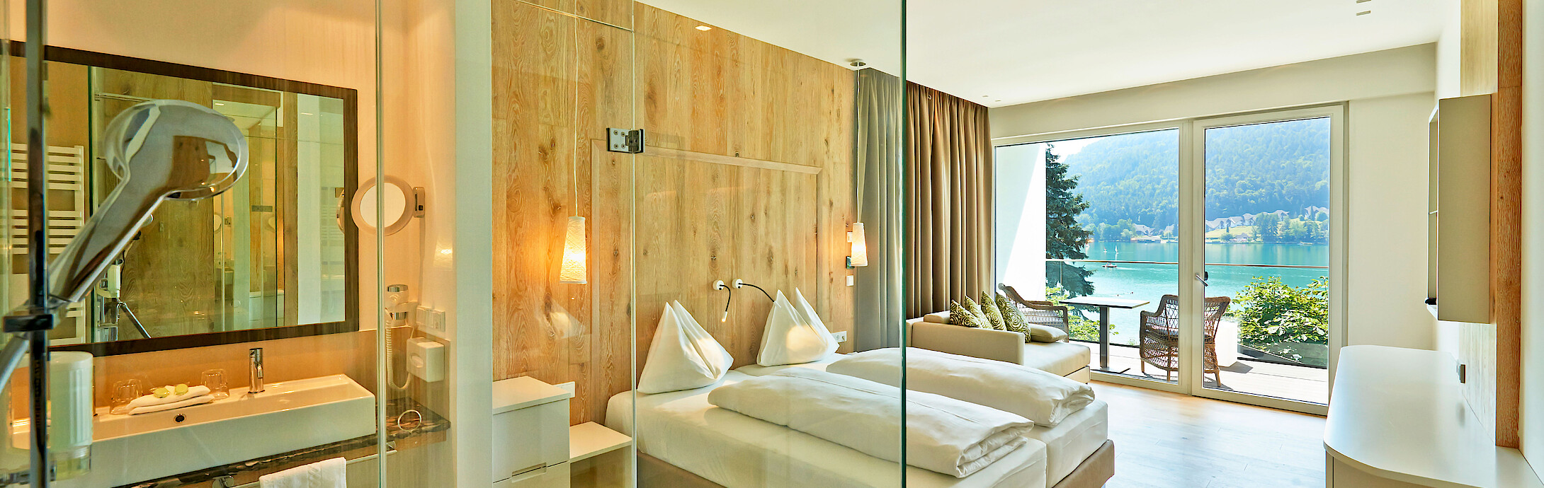 Unterkunft im 4* Hotel Amerika-Holzer mit Blick auf den See