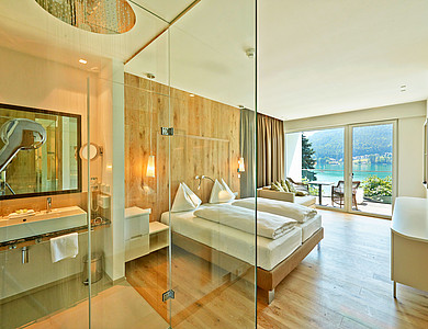 Unterkunft im 4* Hotel Amerika-Holzer mit Blick auf den See