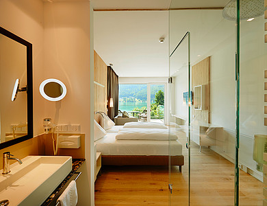 Unterkunft im 4* Hotel Amerika-Holzer mit Blick auf den See