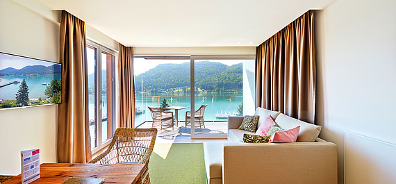 Unterkunft im 4* Resort Amerika-Holzer mit Seeblick