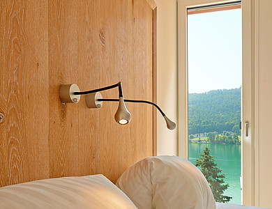 Unterkunft im 4* Hotel Amerika-Holzer mit Blick auf den See